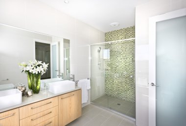 Vazoda beyaz çiçekler ile modern banyo