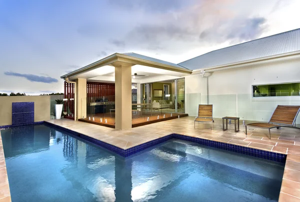 Hotel de lujo con piscina de agua azul en el cielo oscuro — Foto de Stock