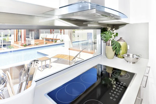Modern teknoloji mutfakta soba — Stok fotoğraf