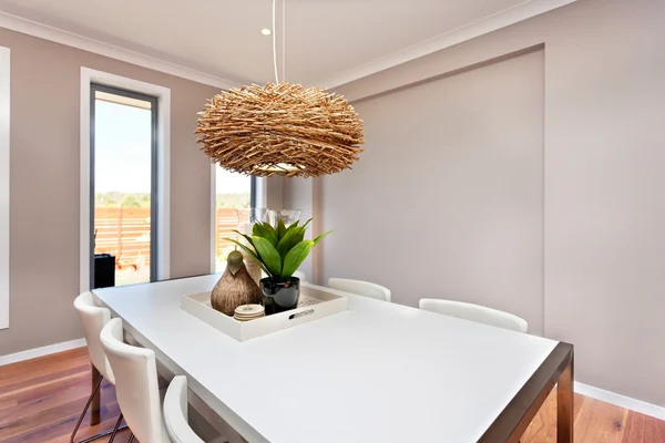 Lujosa mesa de comedor con sillas y decoración — Foto de Stock