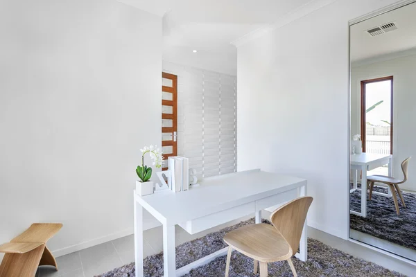 Afwerking met witte muren en een tafel met eenvoudige decoratie — Stockfoto