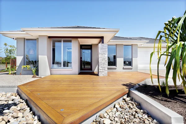 Wooden yard with big rocks around a modern mansion — Stock Photo, Image