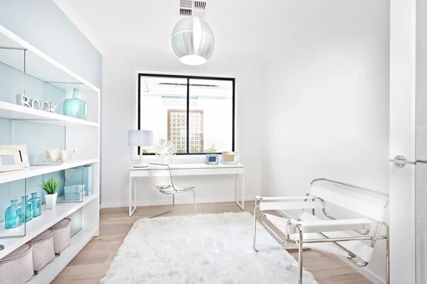 Modern iş yerinde beyaz dekorasyon mobilya ile — Stok fotoğraf
