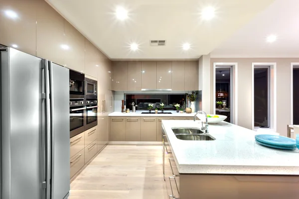 Modernt kök med kylskåp och fast i väggen med cabi — Stockfoto