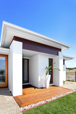 Lüks ev giriş güneşli bir mavi gökyüzü ile 