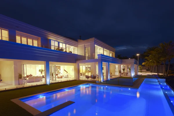 Luxusvilla mit großem Pool — Stockfoto