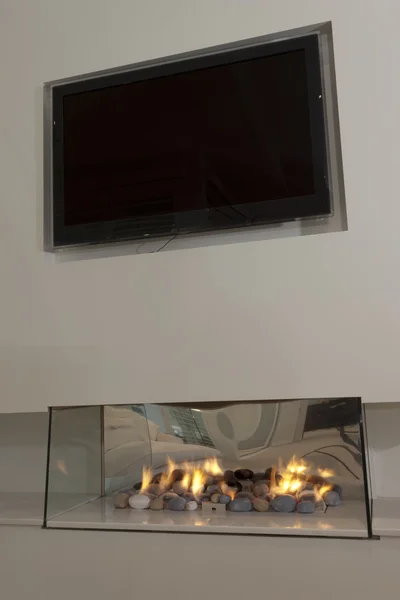 Moderna chimenea bajo un televisor — Foto de Stock