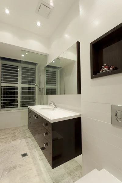 Minimalista baño de color blanco — Foto de Stock