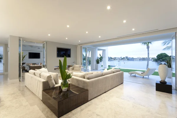 Beautiful living room open to a yard — Stock Photo, Image