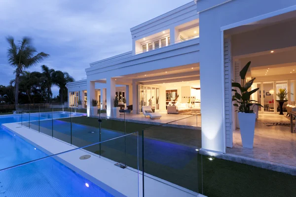 Preciosa villa con piscina — Foto de Stock