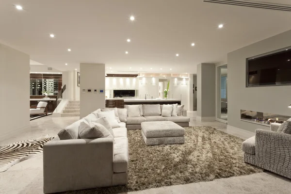 Prostorný obývací pokoj s velkým kobercem — Stock fotografie