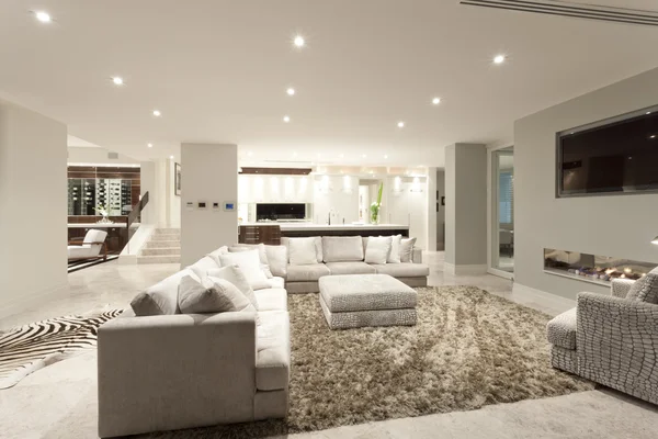 Geräumiges Wohnzimmer mit einem großen Teppich — Stockfoto