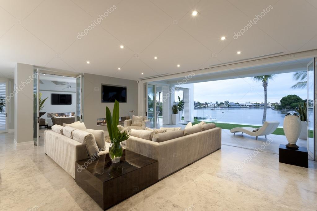Schönes Wohnzimmer offen für einen Hof — Stockfoto ... Schönes Wohnzimmer offen für einen Hof — Stockfoto ...