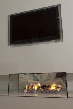 Bir tv altında modern şömine