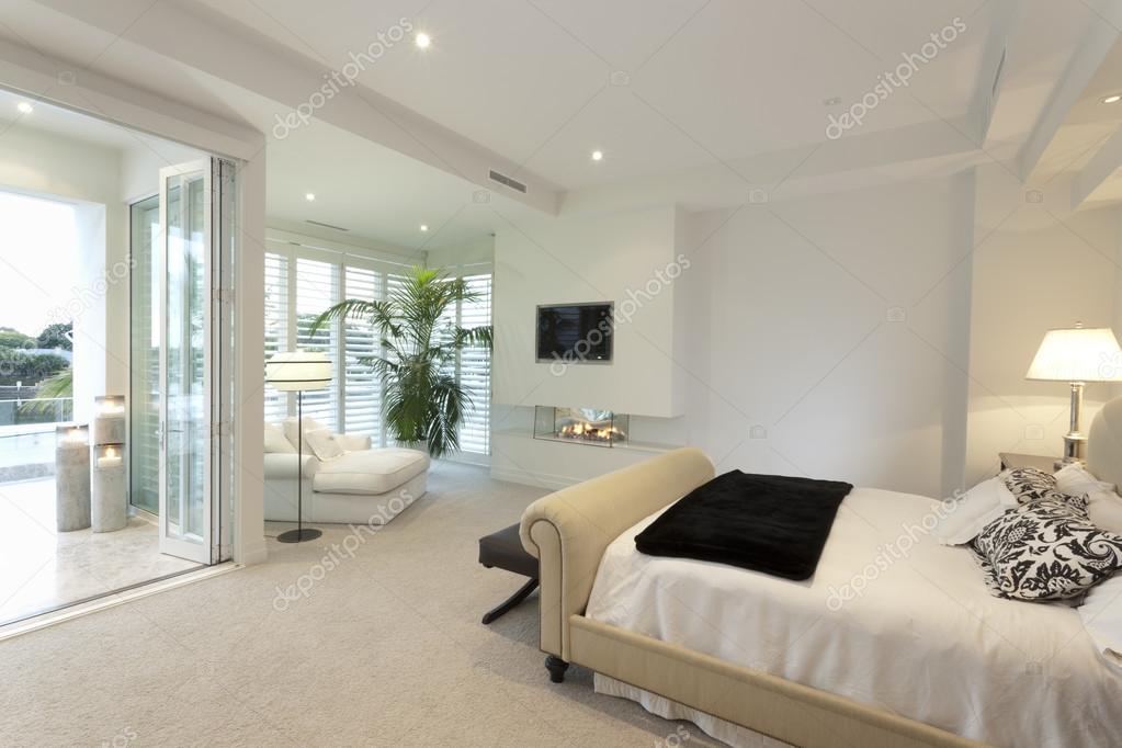 Warme slaapkamer met een terras — Stockfoto © jrstock1 #79270518 Warme slaapkamer met een terras — Stockfoto © jrstock1 #79270518