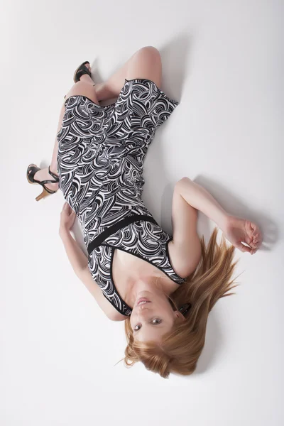 Modell in einem Kleid, das im Atelier liegt — Stockfoto