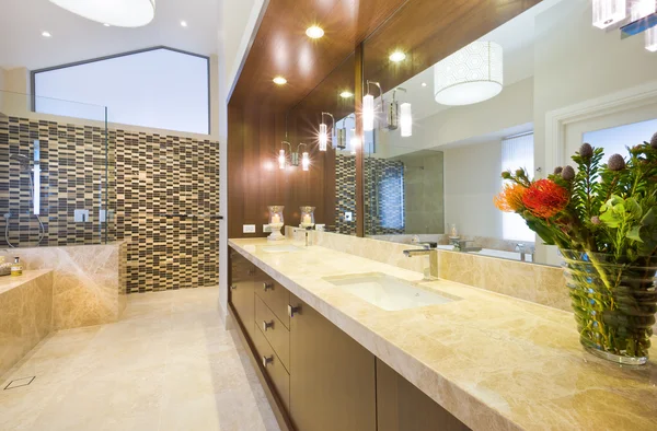 Mermer dekorlu banyo — Stok fotoğraf