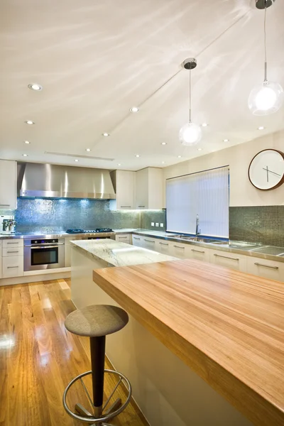 Spacious contemporary kitchen — Stock Photo, Image
