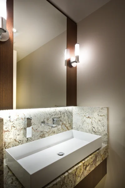 Un detalle de un baño moderno — Foto de Stock