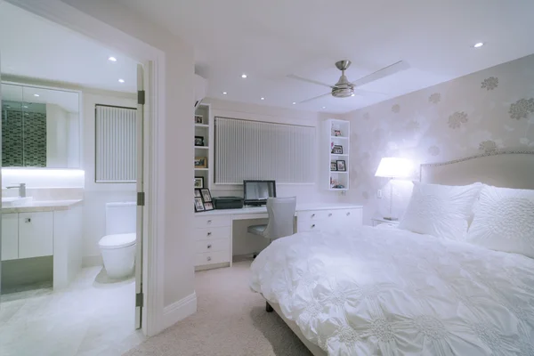 Luxurious white bedroom — Stock fotografie