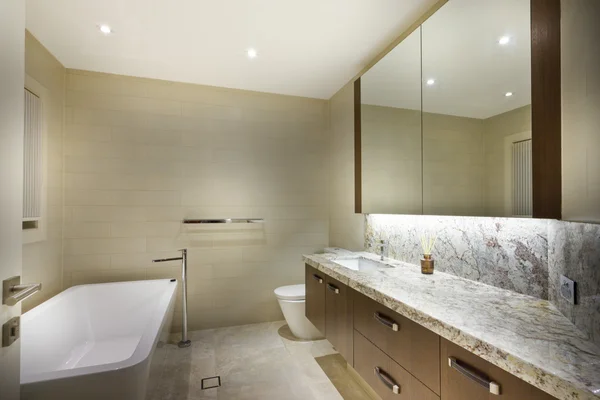 Эксклюзивная минималистичная ванная комната — стоковое фото