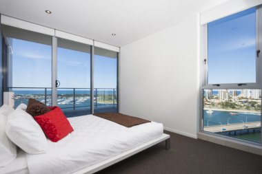 Büyük camları olan güzel yatak odası