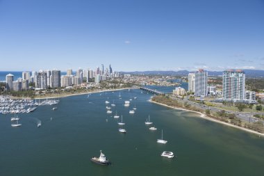 Surfers Paradise koyda yelkenli tekneler