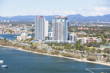 Önünde bir sahil şehri