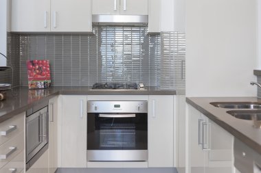 Küçük mutfak yapılı içinde soba ile