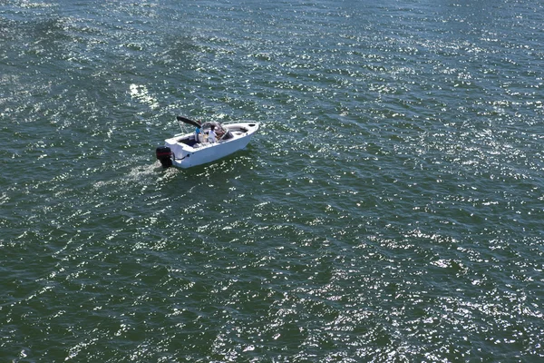 Небольшая лодка, плывущая в воде — стоковое фото