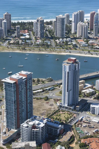 Edifícios com vista para o oceano em Surfers Paradise — Fotografia de Stock