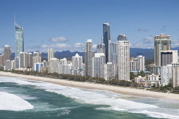 Hoogbouw in de buurt van strand in Surfers Paradise — Stockfoto