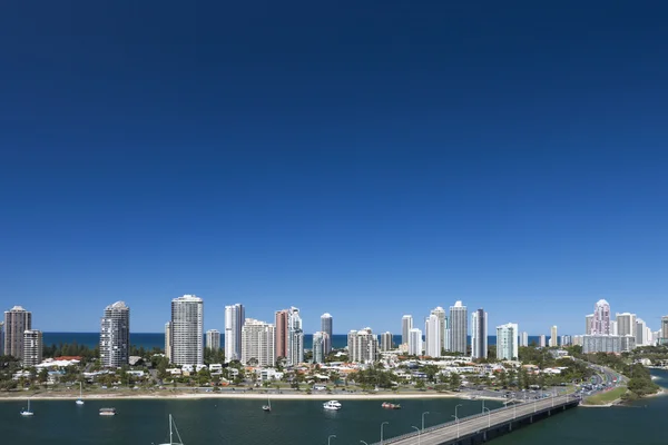 Plano de horizonte con algunos barcos en la marina. — Foto de Stock