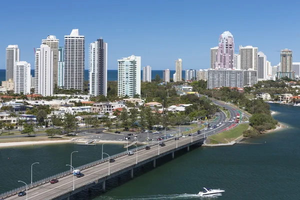 Carretera en una gran ciudad costera — Foto de Stock