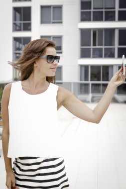 Şık esmer bir selfie alarak