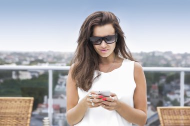 Zarif esmer cep telefonunu kullanma