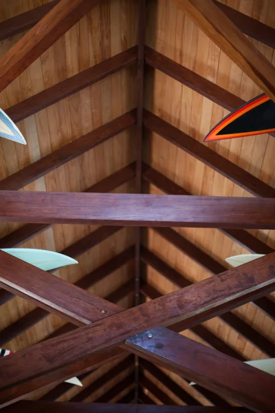 Huis plafond met toppen van surfplanken — Stockfoto
