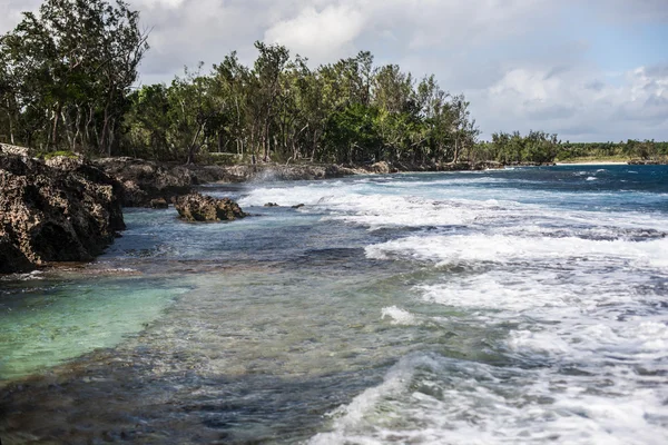 Beautiful beach with a rocky coast — Stock Photo, Image