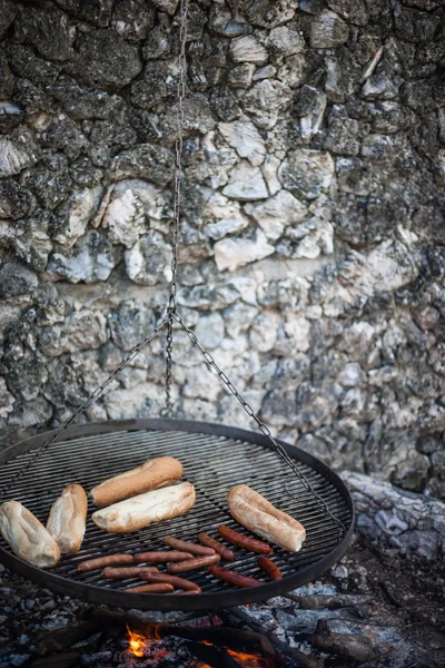 Wiszące grill z kiełbaskami i bułeczki — Zdjęcie stockowe