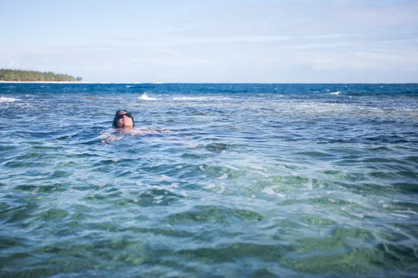 Парень, плавающий в море Стоковое Фото