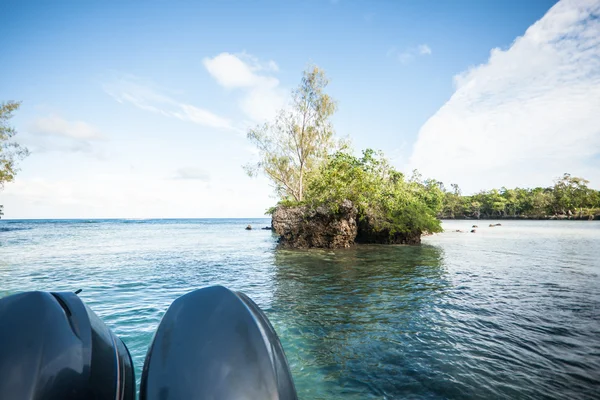 Pequeña isla vista desde un barco — Foto de Stock