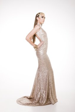 Köpüklü bir elbise moda modeli