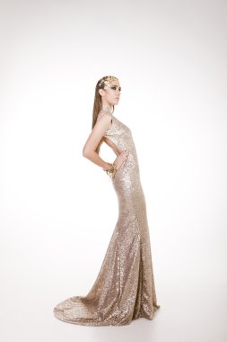 Köpüklü bir elbise esmer modeli