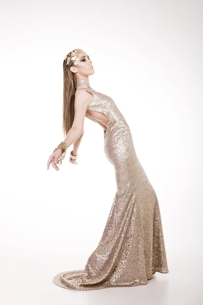Schönes Model posiert in einem glitzernden Kleid — Stockfoto