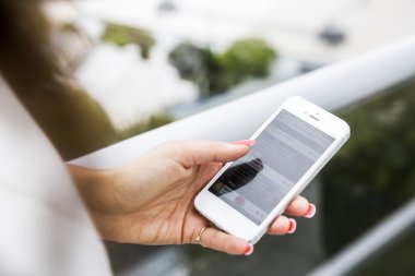 Bir kadının elinde cep telefonu