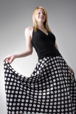 uzun etekli neşeli kadın