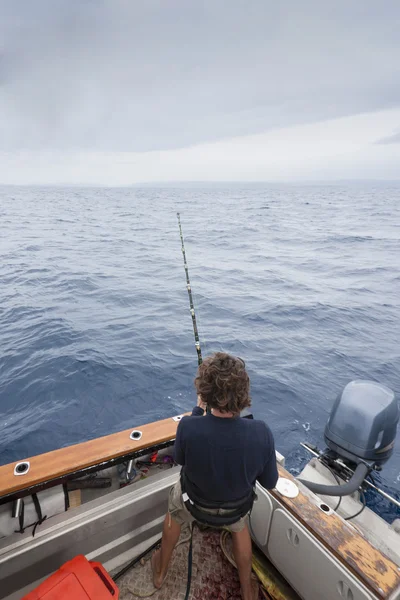 Erhabener Blick auf einen Mann, der einen Fisch fängt — Stockfoto