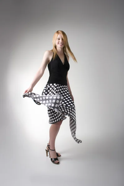 ロング スカートで遊び心のあるモデル — ストック写真