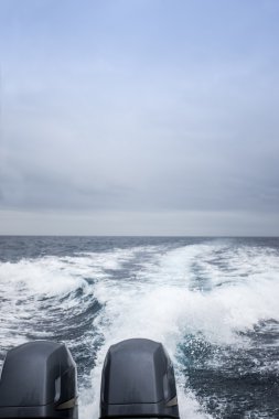 Arka tarafında bir motorlu tekne