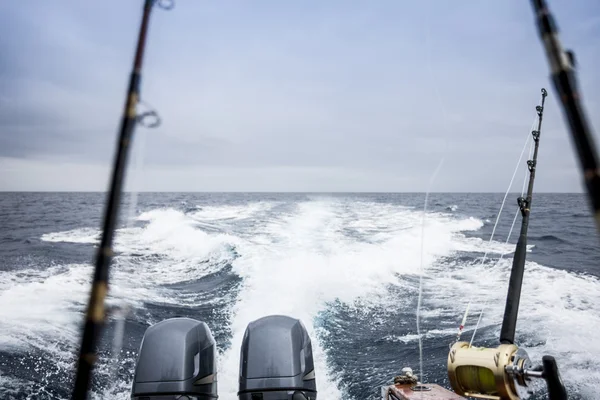 Barco a motor com varas de pesca — Fotografia de Stock